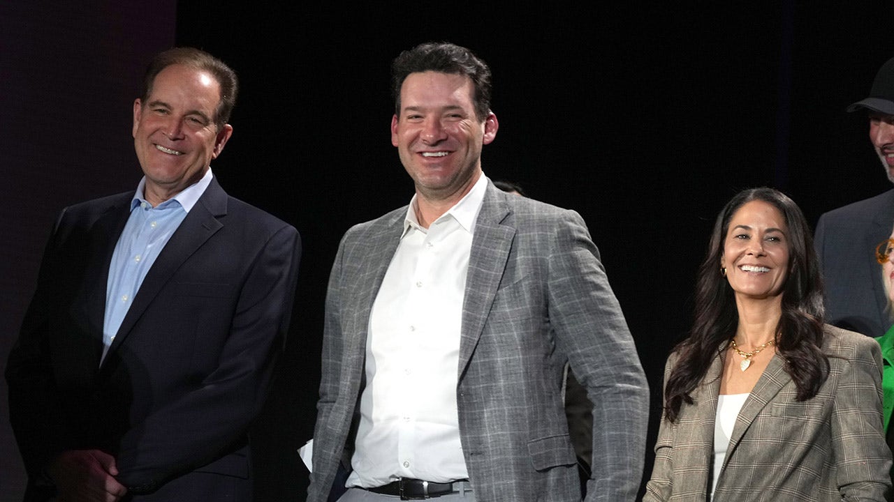 Tony Romo’s awkward noises during NFL broadcast draws criticism